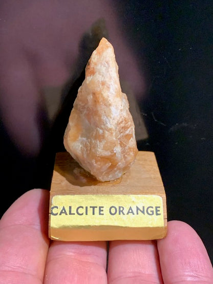 Calcite Orange sur socle, pièce brute et naturelle, collection ancienne - 50 x 30 x 27 mm - 49,4 gr.