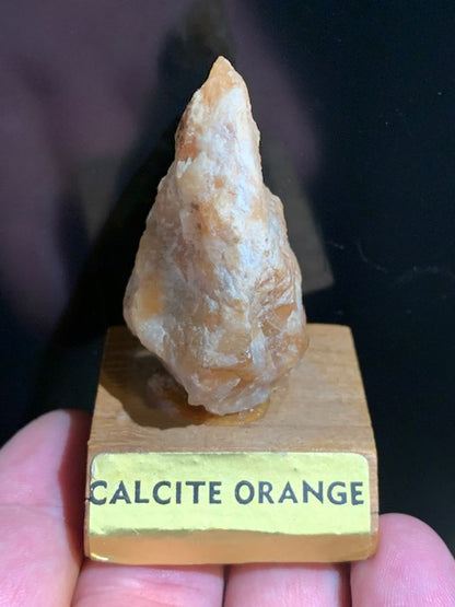 Calcite Orange sur socle, pièce brute et naturelle, collection ancienne - 50 x 30 x 27 mm - 49,4 gr.