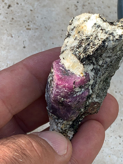 Rubis sur gangue de Zoisite, 74mm x43 x 23 - 76 grammes. Parfait en collection, exposition, lapidage...