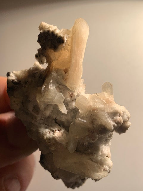 Heulandite, spécimen brut et naturel, collection ancienne - 73 x 58 x 39 mm - 55 gr.