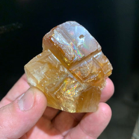 Calcite miel, morceau brut et naturel de 70 x 58 x 43 mm - 144,6 gr.