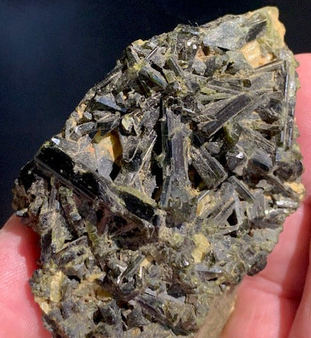 Épidote, spécimen brut et naturel, collection ancienne - 72 x 52 x 46 mm - 167,8 gr.