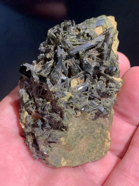 Épidote, spécimen brut et naturel, collection ancienne - 72 x 52 x 46 mm - 167,8 gr.