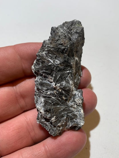 Ludwigite, spécimen brut et naturel, collection ancienne - 70 x 33 x 19 mm - 47,6 gr.