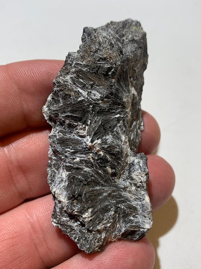 Ludwigite, spécimen brut et naturel, collection ancienne - 70 x 33 x 19 mm - 47,6 gr.