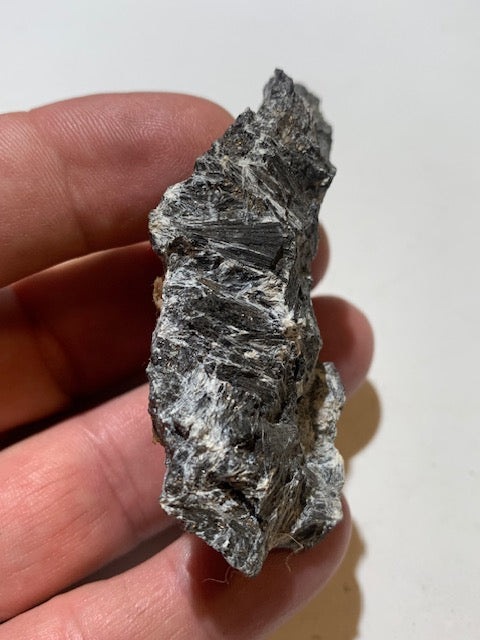 Ludwigite, spécimen brut et naturel, collection ancienne - 70 x 33 x 19 mm - 47,6 gr.