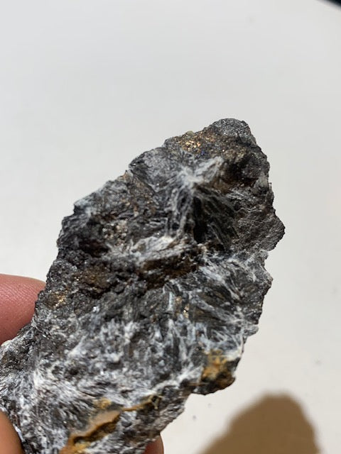 Ludwigite, spécimen brut et naturel, collection ancienne - 70 x 33 x 19 mm - 47,6 gr.