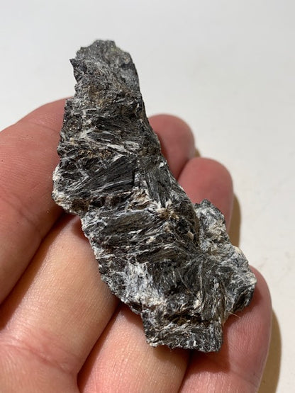 Ludwigite, spécimen brut et naturel, collection ancienne - 70 x 33 x 19 mm - 47,6 gr.
