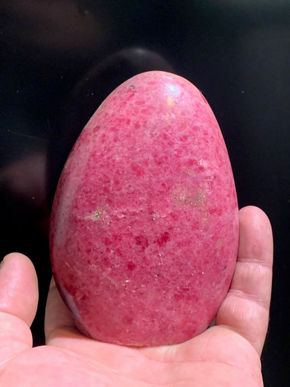 Rhodonite - forme libre - 112 x 81 x 46 mm - 850 gr. - Qualité AA à AAA