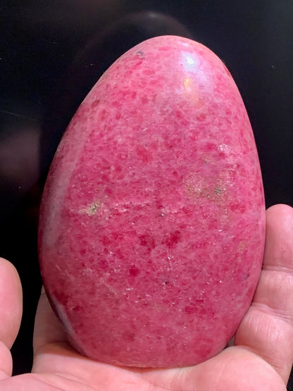 Rhodonite - forme libre - 112 x 81 x 46 mm - 850 gr. - Qualité AA à AAA