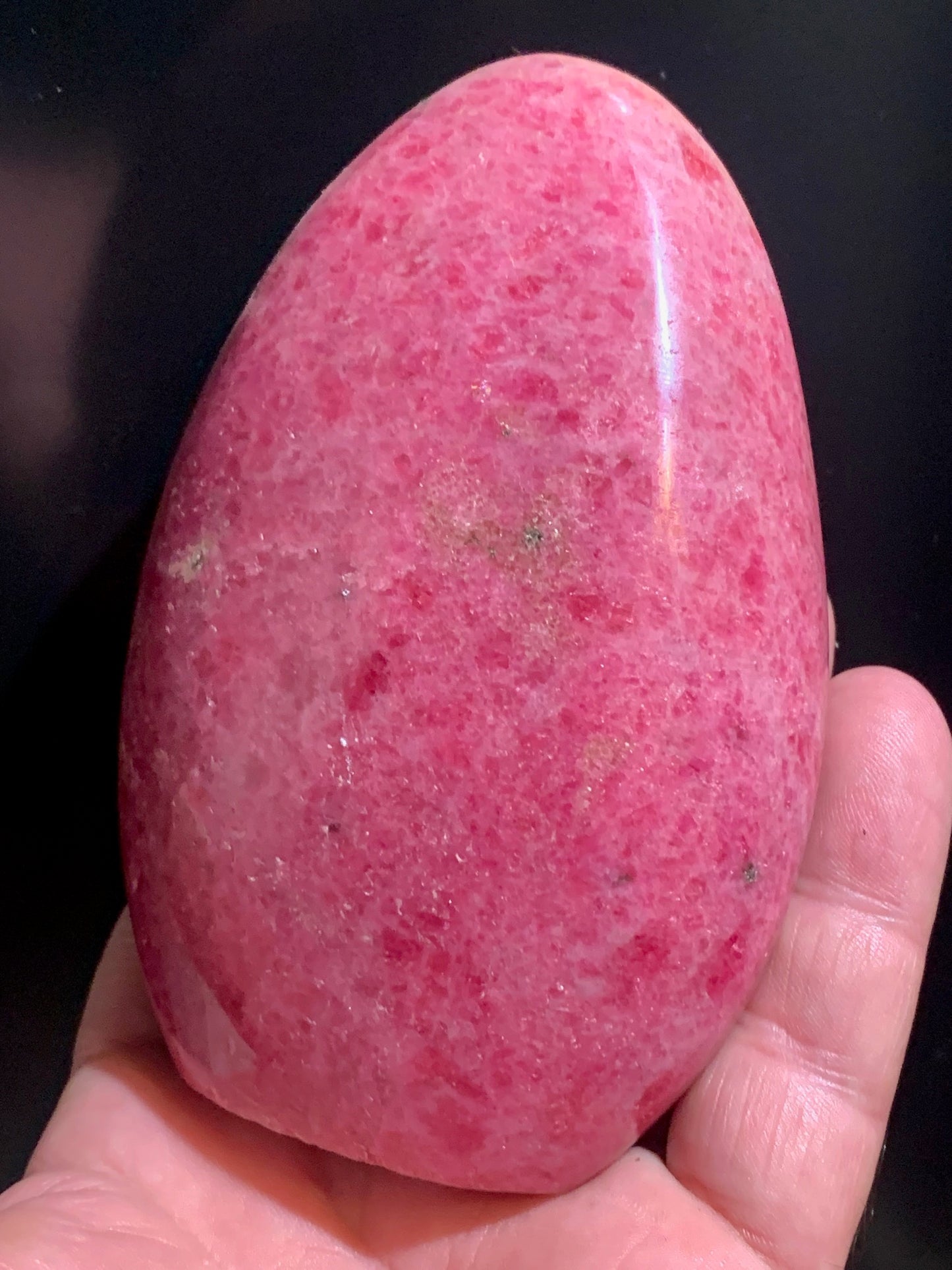 Rhodonite - forme libre - 112 x 81 x 46 mm - 850 gr. - Qualité AA à AAA