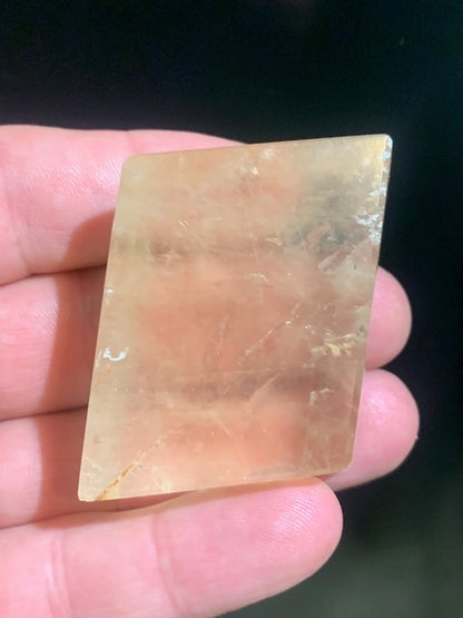 Calcite miel, cristal poli de 49 x 40 x 18 mm - 76,6 gr.