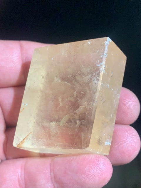 Calcite miel, cristal poli de 49 x 40 x 18 mm - 76,6 gr.