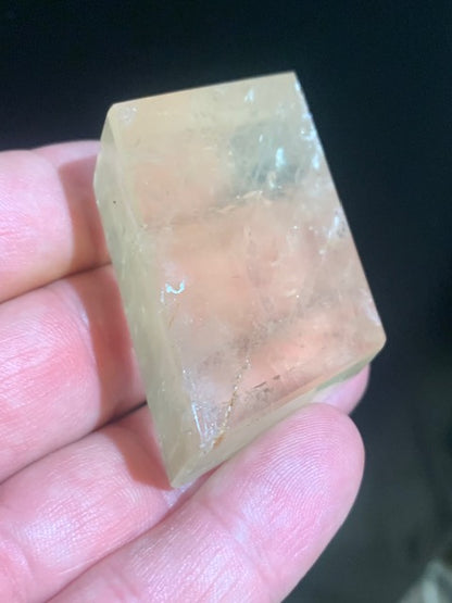 Calcite miel, cristal poli de 49 x 40 x 18 mm - 76,6 gr.