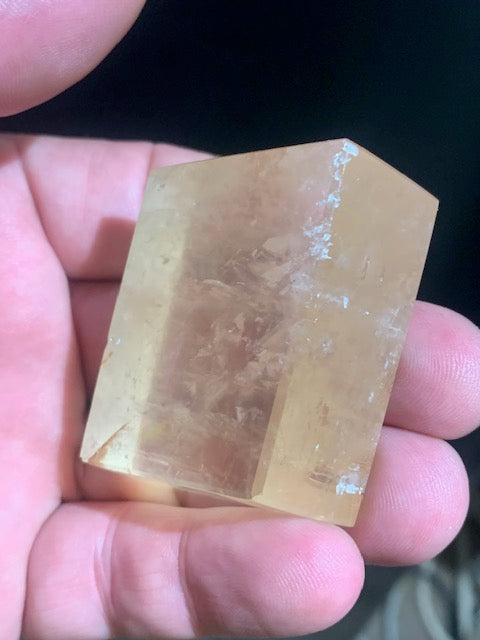 Calcite miel, cristal poli de 49 x 40 x 18 mm - 76,6 gr.