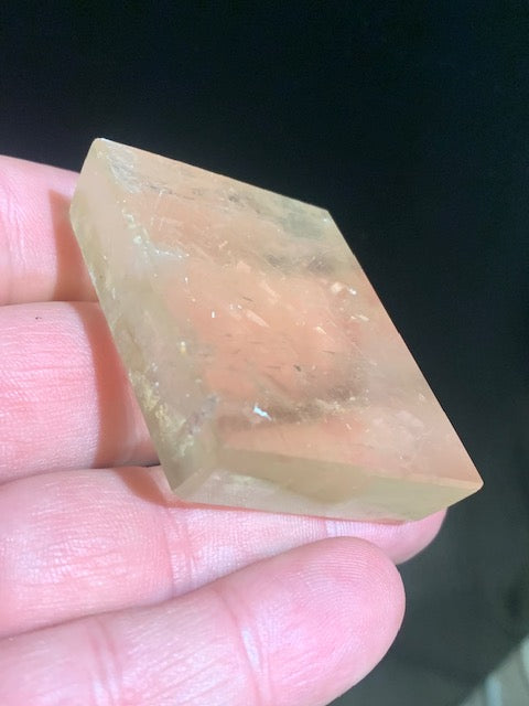 Calcite miel, cristal poli de 49 x 40 x 18 mm - 76,6 gr.