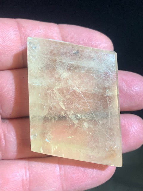 Calcite miel, cristal poli de 49 x 40 x 18 mm - 76,6 gr.