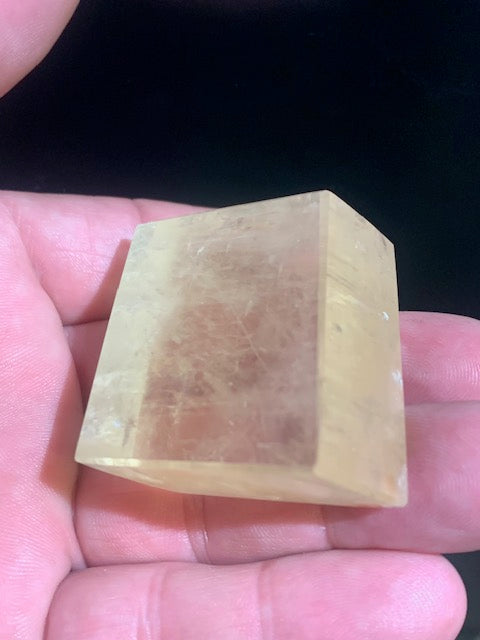 Calcite miel, cristal poli de 49 x 40 x 18 mm - 76,6 gr.