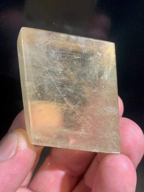 Calcite miel, cristal poli de 49 x 40 x 18 mm - 76,6 gr.