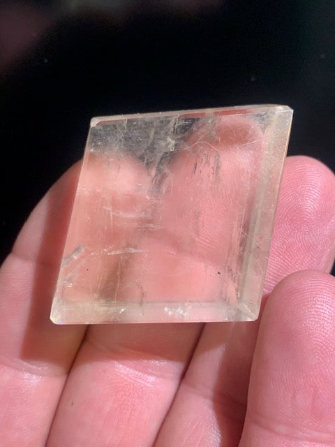 Calcite miel, cristal poli de 45 x 40 x 14 mm - 41,2 gr.