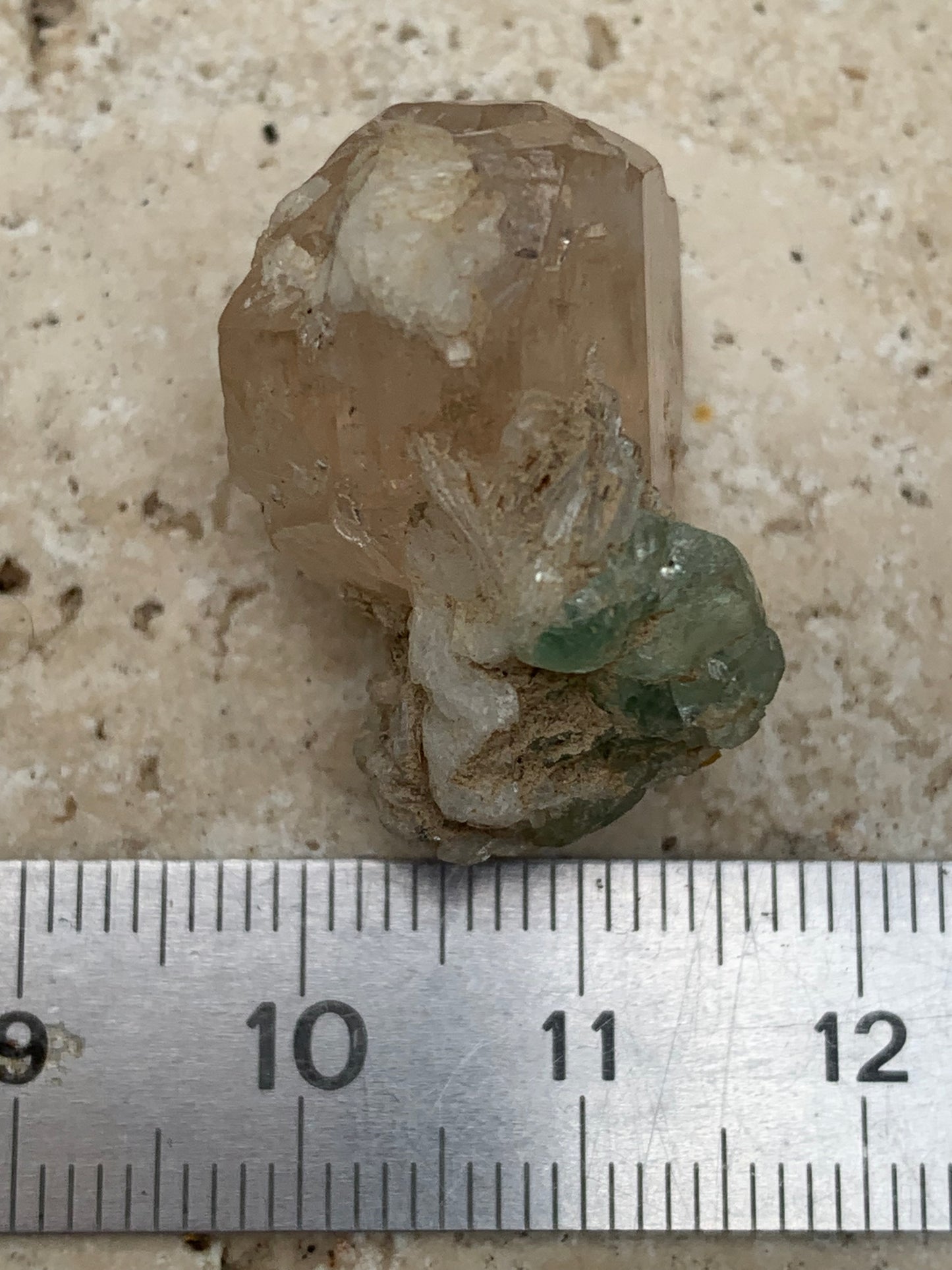 Topaze Impériale avec Aigue-marine, superbe cristal naturel de 25mm x18 x18 - 11,2 grammes. Belle pièce de collection, unique et assez rare !