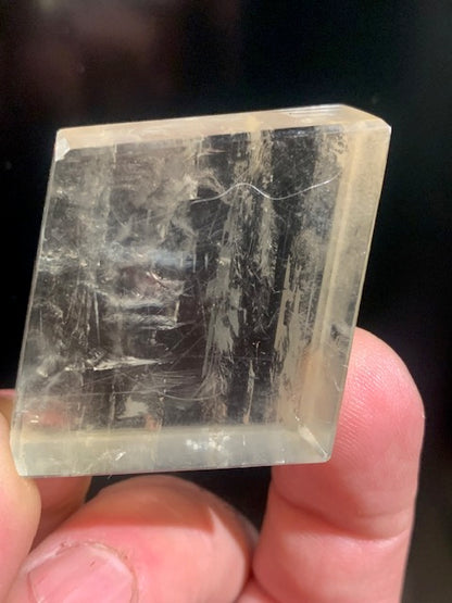 Calcite miel, cristal poli de 45 x 40 x 14 mm - 41,2 gr.