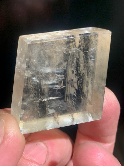 Calcite miel, cristal poli de 45 x 40 x 14 mm - 41,2 gr.
