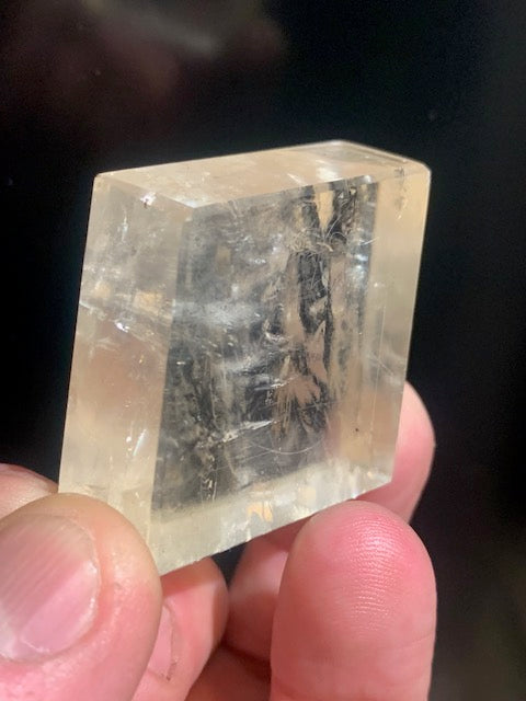 Calcite miel, cristal poli de 45 x 40 x 14 mm - 41,2 gr.