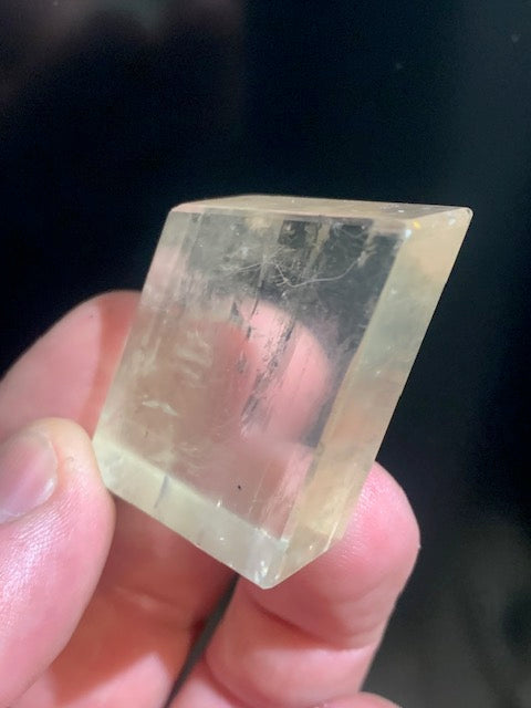 Calcite miel, cristal poli de 45 x 40 x 14 mm - 41,2 gr.