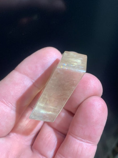 Calcite miel, cristal poli de 45 x 40 x 14 mm - 41,2 gr.
