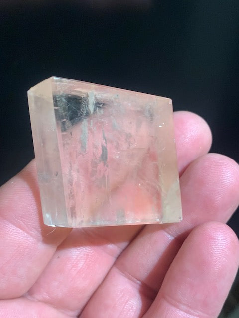 Calcite miel, cristal poli de 45 x 40 x 14 mm - 41,2 gr.