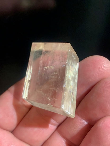 Calcite miel, cristal poli de 45 x 40 x 14 mm - 41,2 gr.