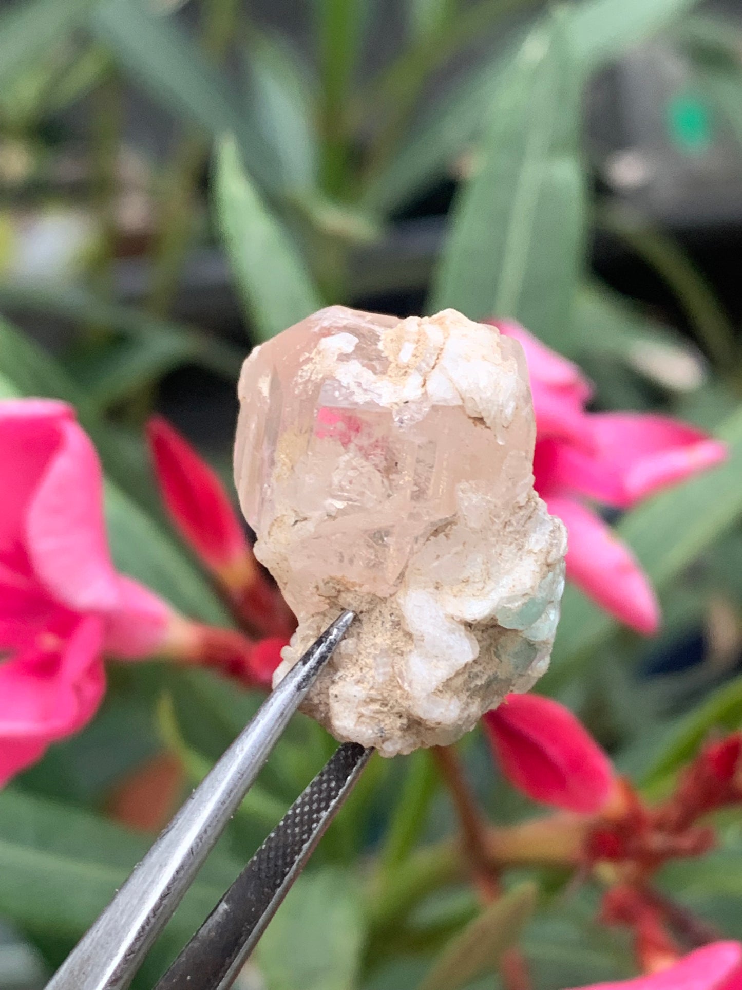 Topaze Impériale avec Aigue-marine, superbe cristal naturel de 25mm x18 x18 - 11,2 grammes. Belle pièce de collection, unique et assez rare !
