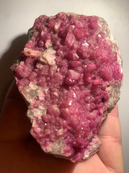 Cobalto calcite ou calcite cobaltifère, spécimen brut - 99 x 69 x 39 mm - 279,4 gr.