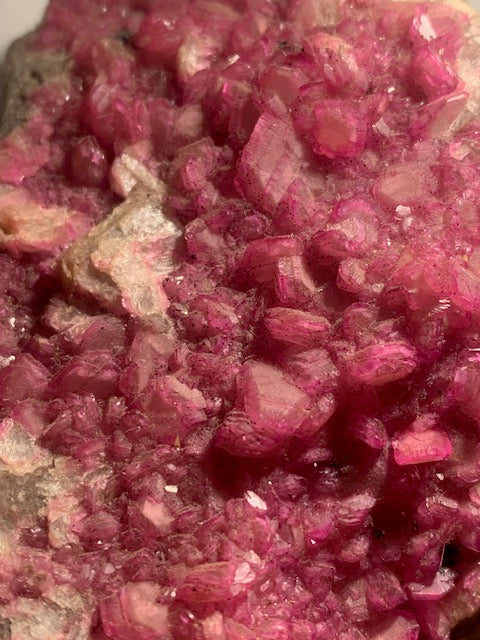 Cobalto calcite ou calcite cobaltifère, spécimen brut - 99 x 69 x 39 mm - 279,4 gr.