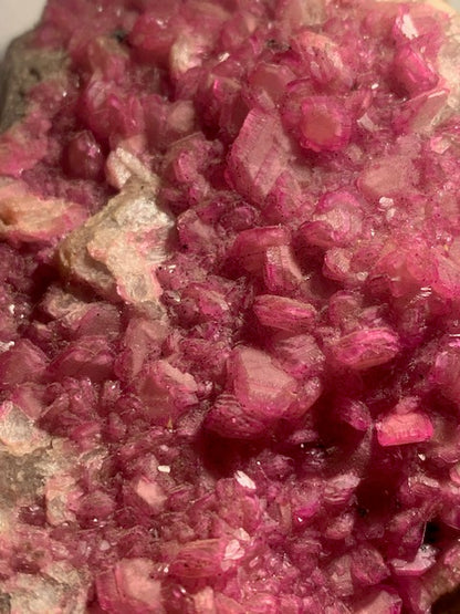 Cobalto calcite ou calcite cobaltifère, spécimen brut - 99 x 69 x 39 mm - 279,4 gr.