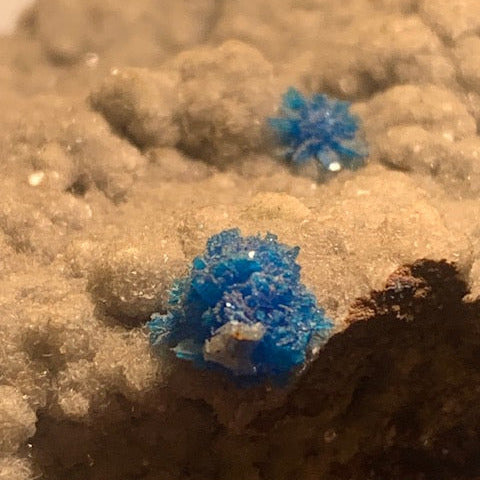 Cavansite, spécimen brut - 65 x 26 x 24 mm - 95 gr.