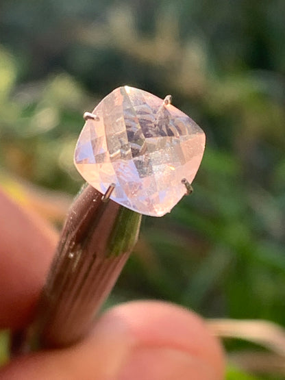 Morganite, pierre taillée de 10mm x10 x5 - 2,5 carats. Parfait en bijouterie, collection ,exposition...