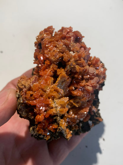 Vanadinite, spécimen brut et naturel - 100 x 83 x 74 mm - 382 gr. - 📽️ Vidéo disponible