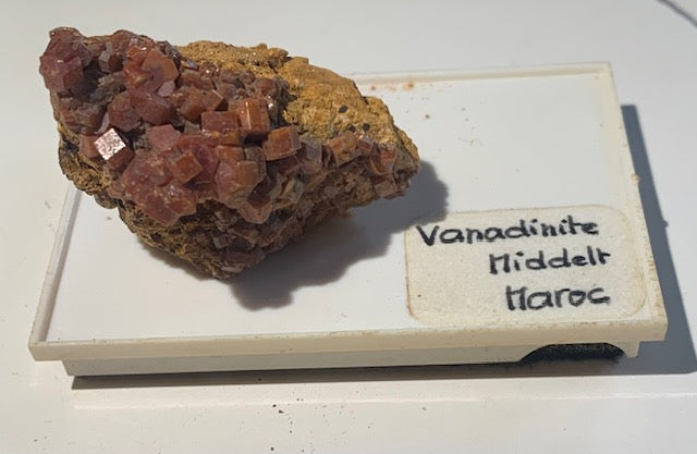 Vanadinite, spécimen brut et naturel - 38 x 29 x 23 mm - 17,8 gr. - Collection ancienne