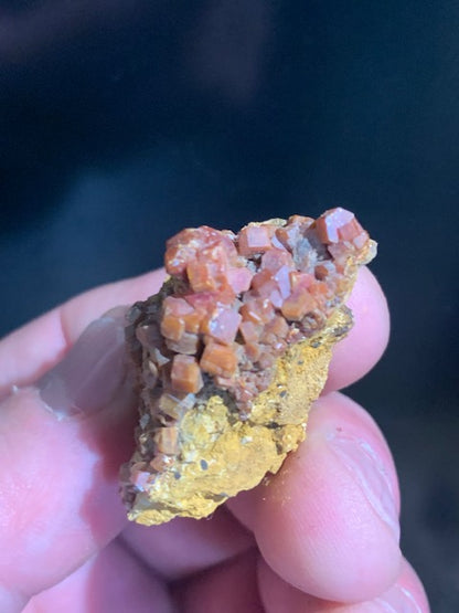 Vanadinite, spécimen brut et naturel - 38 x 29 x 23 mm - 17,8 gr. - Collection ancienne