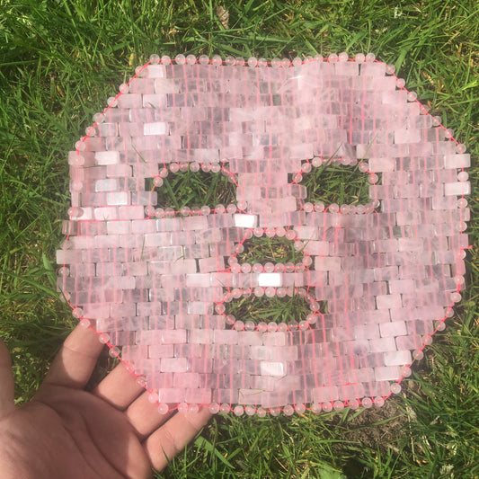 Masque en quartz rose (28 x 22 cm) – Épouse délicatement les contours du visage, détend les muscles et favorise l’apaisement pour un soin beauté et bien-être complet.