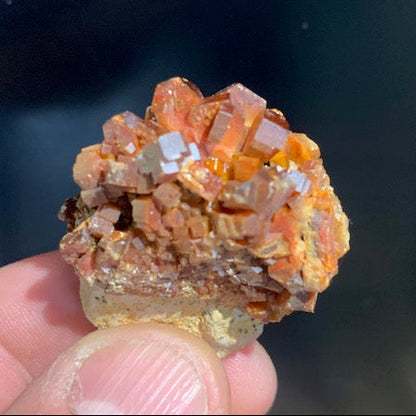 Vanadinite, spécimen brut et naturel - 38 x 33 x 20 mm - 34,3 gr.