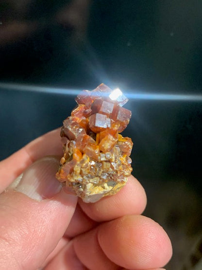 Vanadinite, spécimen brut et naturel - 38 x 33 x 20 mm - 34,3 gr.