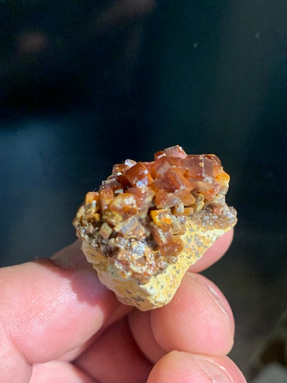 Vanadinite, spécimen brut et naturel - 38 x 33 x 20 mm - 34,3 gr.