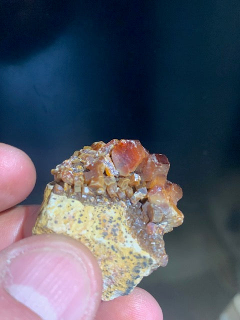 Vanadinite, spécimen brut et naturel - 38 x 33 x 20 mm - 34,3 gr.