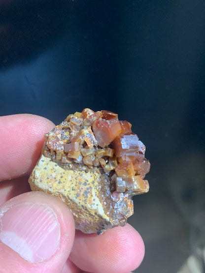 Vanadinite, spécimen brut et naturel - 38 x 33 x 20 mm - 34,3 gr.