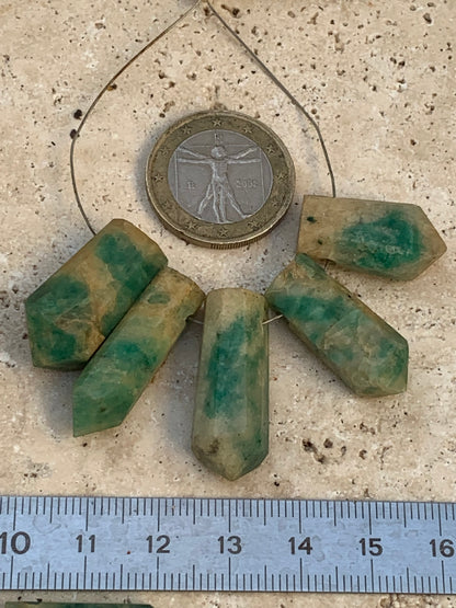 Émeraude, cristaux taillés et percés vendus en lot ou à l'unité, de 25mm x8 x7 environ - 20,6 grammes (lot). Parfait en collection, bijouterie, exposition...