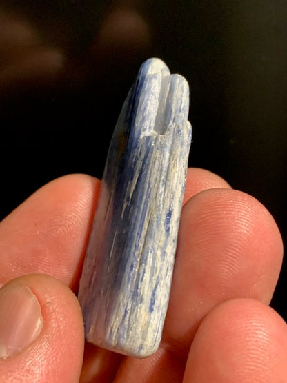 Cyanite disthène, spécimen naturel - 52 x 24 x 7  mm - 20,5 gr.