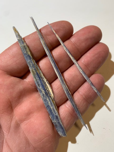 Cyanite disthène, spécimen naturel - 93 x 10 x 3 mm - 6 gr. pour le lot